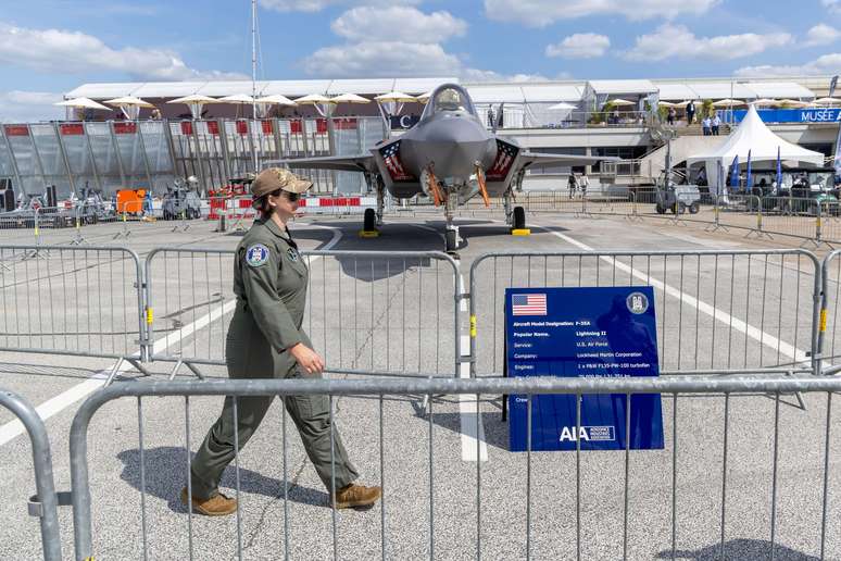 Pelo menos 30 aeronaves militares dos EUA foram deslocadas de bases na América para a Europa nos últimos três dias