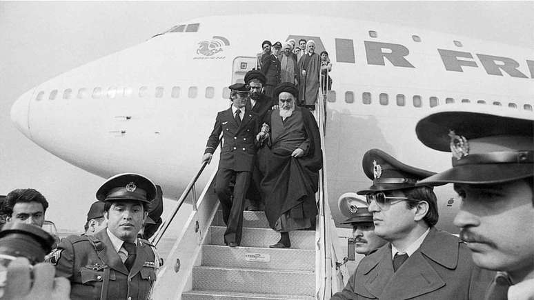 O aiatolá Ruhollah Khomeini retornou ao Irã em 1979, após 15 anos no exílio.