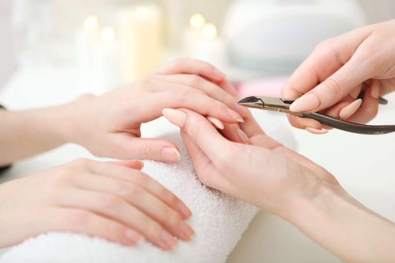 O ideal é levar seu próprio kit de manicure para o salão 