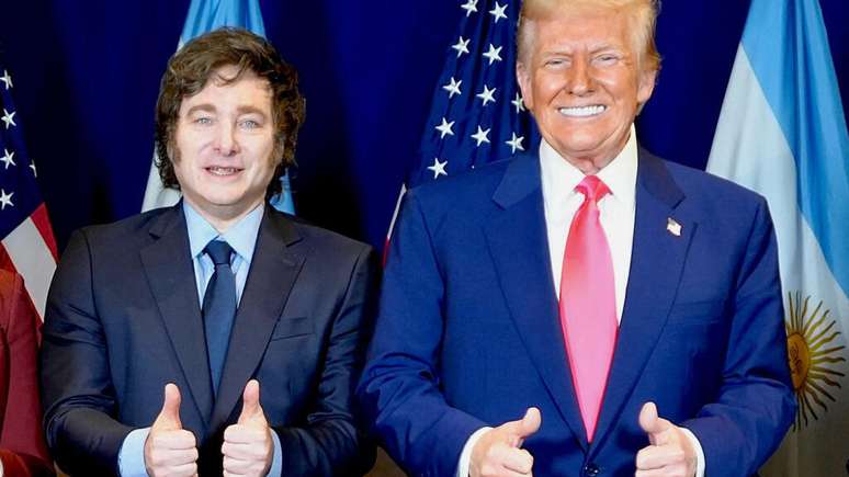 O relatório da Reuters aponta que a população desconfia cada vez mais de fontes de informação tradicionais, em um movimento que contribuiu para a chegada ao poder de líderes populistas, como os presidentes da Argentina, Javier Milei, e dos Estados Unidos, Donald Trump (imagem ilustrativa).