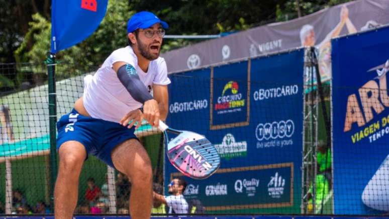 Pedro Mattos em ação no Circuito Beach Tennis 