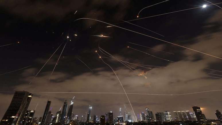A cidade de Tel Aviv, em Israel, foi um dos alvos dos ataques com mísseis iranianos