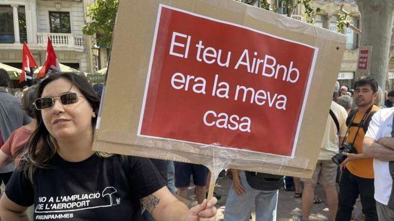 "O seu AirBnB era a minha casa", diz o cartaz em catal&atilde;o