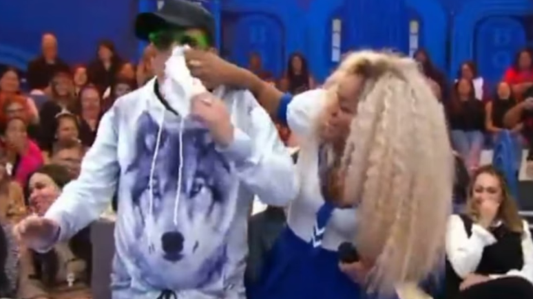 Cariúcha tira calcinha e passa na cara do humorista Sérgio Malandro