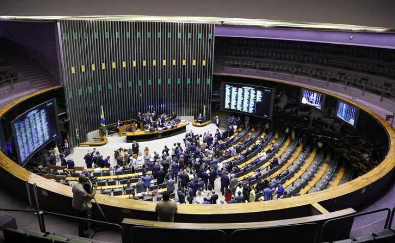 Plenário da Câmara dos Deputados: projeto visa atualizar o número de deputados com base em dados recentes fornecidos pelo IBGE.