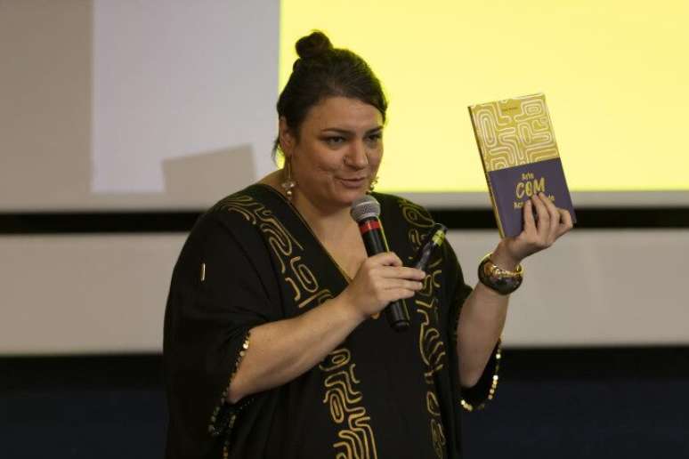Karen Montija apresenta a Proposta de Acessibilidade à Experiência Estética.