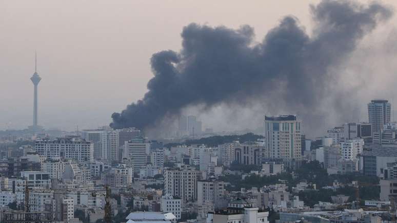 Israel atacou o edifício da IRIB, a emissora estatal do Irã, em Teerã
