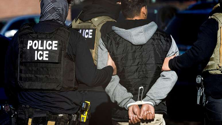 Cerca de 51 mil imigrantes indocumentados estavam detidos pelo ICE no início de junho — maior número já registrado desde setembro de 2019
