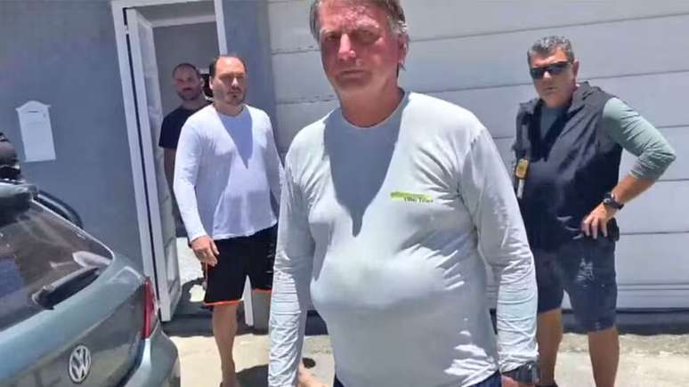 Carlos Bolsonaro (à esquerda) e Jair Bolsonaro (ao centro) em janeiro de 2024, durante operação do inquérito da Abin paralela