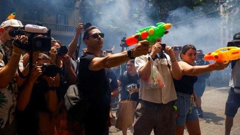 Manifestantes em Barcelona usaram pistolas d'&aacute;gua para atingir as pessoas em importantes pontos tur&iacute;sticos da cidade