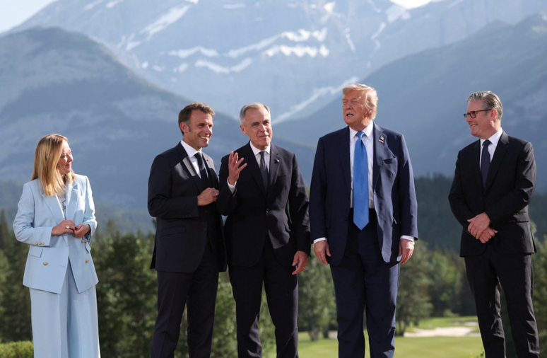 Sorrisos no G7: a primeira-ministra italiana Giorgia Meloni, o presidente francês Emmanuel Macron, o primeiro-ministro canadense Mark Carney, o presidente americano Donald Trump e o primeiro-ministro britânico Keir Starmer