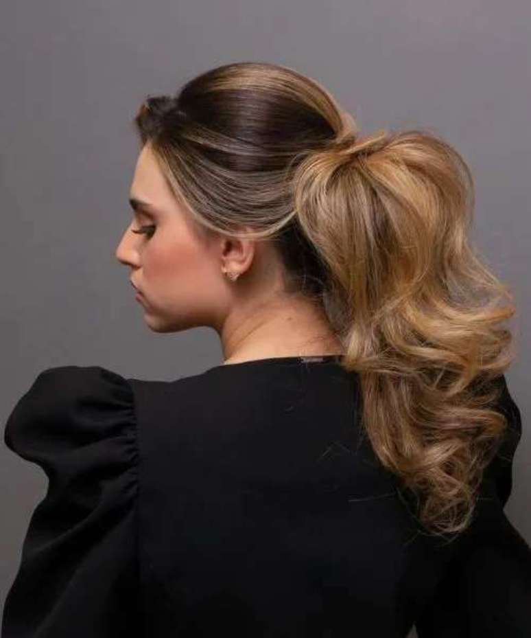 Elegant horse tail adds modernity to production - Elegant horse tail adds modernity to production -