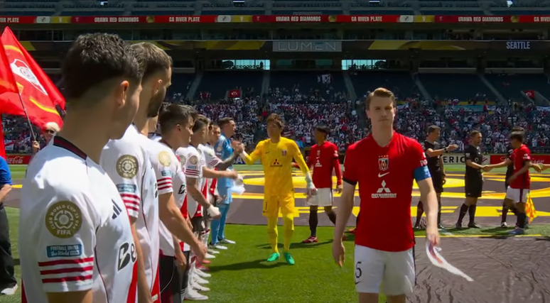 O zagueiro norueguês Marius Høibråten, capitão do Urawa Red Diamonds, ignorou adversários do River Plate em estreia pelo Mundial