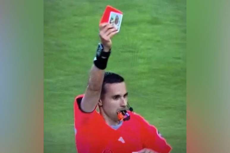 O árbitro mexicano César Ramos retirou um cartão branco, com uma imagem religiosa, junto do cartão vermelho