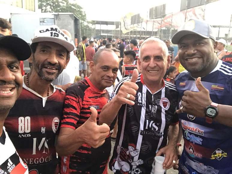 Osvaldo Augusto, presidente do Flamengo da Vila Maria, segundo da direita para esquerda, com torcedores do time.
