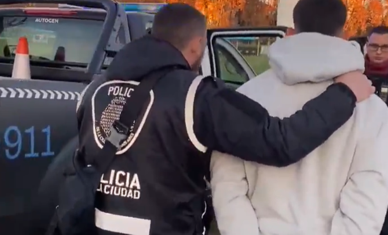 Meia do Real Pilar, Dylan Vergara (à direita), de 25 anos, foi detido pela Polícia da Cidade