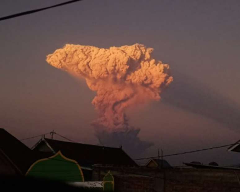 Vulcão entrou em erupção na Indonésia nesta terça