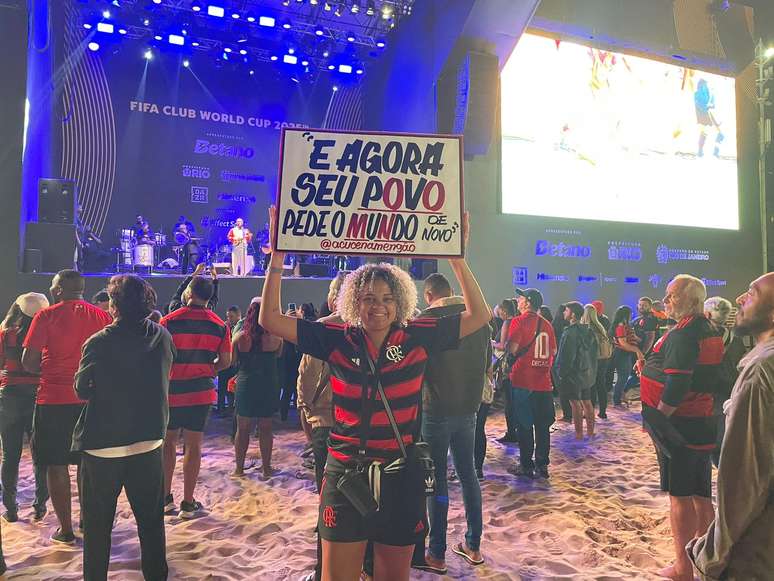 Torcedora do Flamengo acompanha Mundial de Copacabana