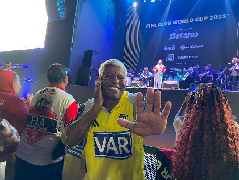 Torcedor vestido de VAR assiste ao jogo do Flamengo em Copacabana