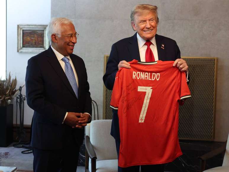 Donald Trump recebe camisa autografada de Cristiano Ronaldo (Foto: Divulgação/X)