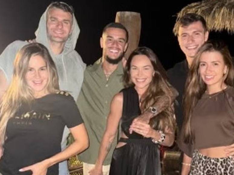 Coutinho, Vegetti e Piton, do Vasco, ao lado das esposas Ainê, Joselina e Paula, de férias na Itália (Foto: Reprodução)