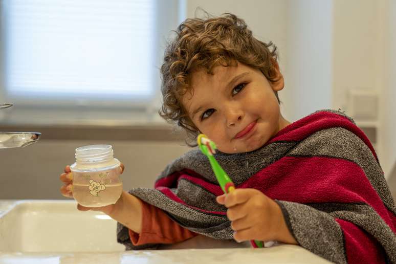 Antes de incluir o enxaguante bucal na rotina de higiene dos pequenos, é fundamental compreender quando ele é realmente indicado — e seguro