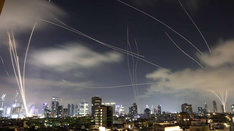 O Ir&atilde; lan&ccedil;ou m&iacute;sseis Fattah-01 em dira&ccedil;&atilde;o a Israel durante a madrugada