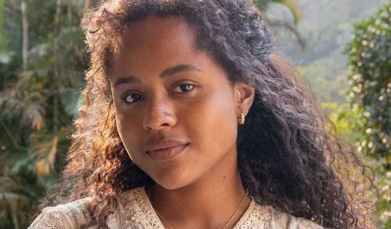 Antes do sucesso em 'Garota do Momento', Duda Santos ganhava R$ 50 como modelo de lojinhas na comunidade: 'Sempre quis ser artista'.