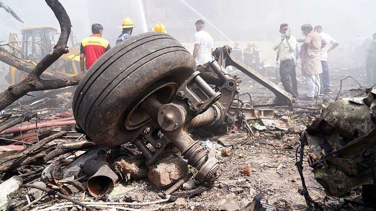 O trem de pouso do voo 171 da Air India no local do acidente em Ahmedabad