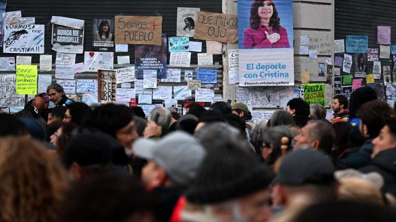 Manifestantes se reúnem em frente à residência da ex-presidente Cristina Kirchner em Buenos Aires. 17/08/2026.