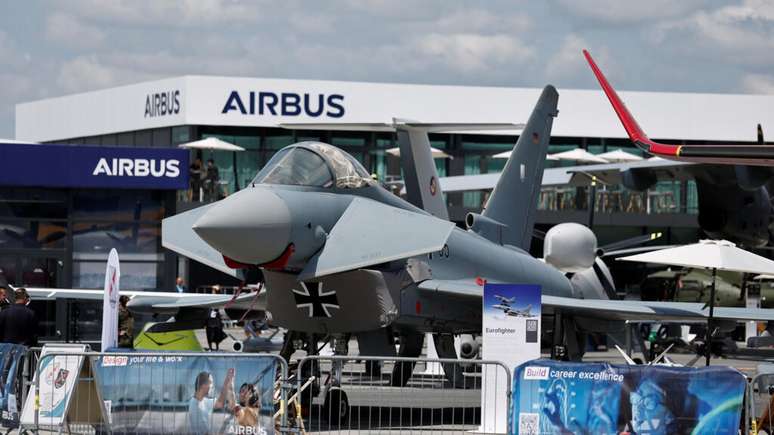 Um caça Eurofighter Typhoon é exibido no 55º Salão Paris Air Show, no Aeroporto de Le Bourget, perto de Paris, França, em 16 de junho de 2025. REUTERS/Benoit Tessier