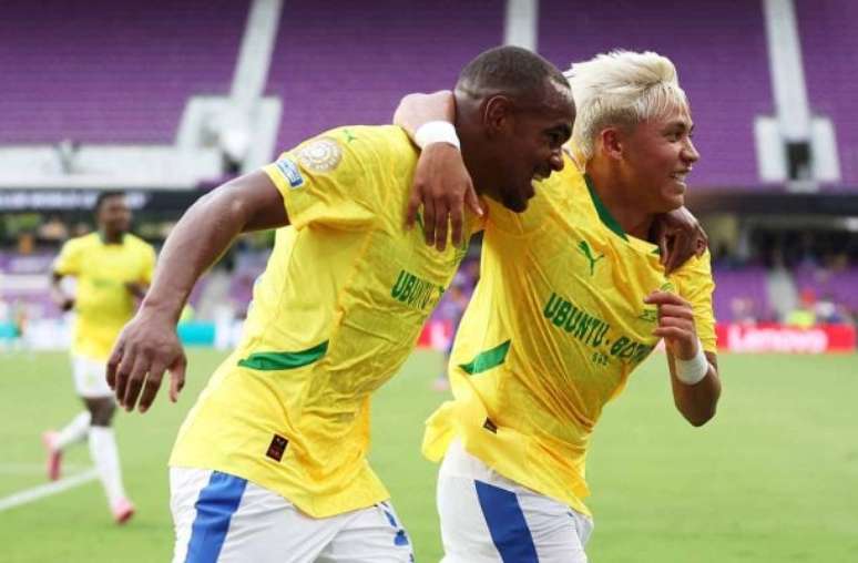 Rayners, à esquerda, fez o golque colocou o Mamelodi na ponta do Grupo F da Copa do Mundo de Clubes –