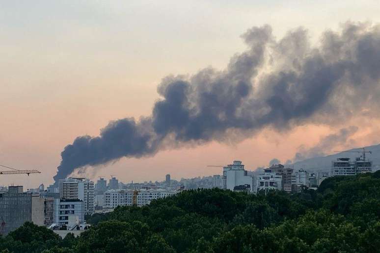 Fumaça da explosão no prédio da emissora estatal em Teerã
