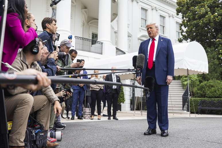 O presidente dos EUA, Donald Trump, diante da Casa Branca