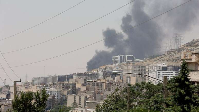 Fuma&ccedil;a ap&oacute;s o que o Ir&atilde; disse ter sido um ataque israelense a dep&oacute;sito de petr&oacute;leo em Teer&atilde;