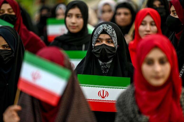 Mulheres muçulmanas fazem marcha em prol do Irã em Islamabad, no Paquistão