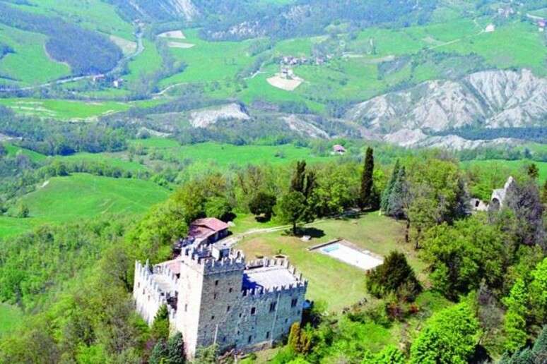 Vista do castelo em Baiso, na Emilia-Romagna