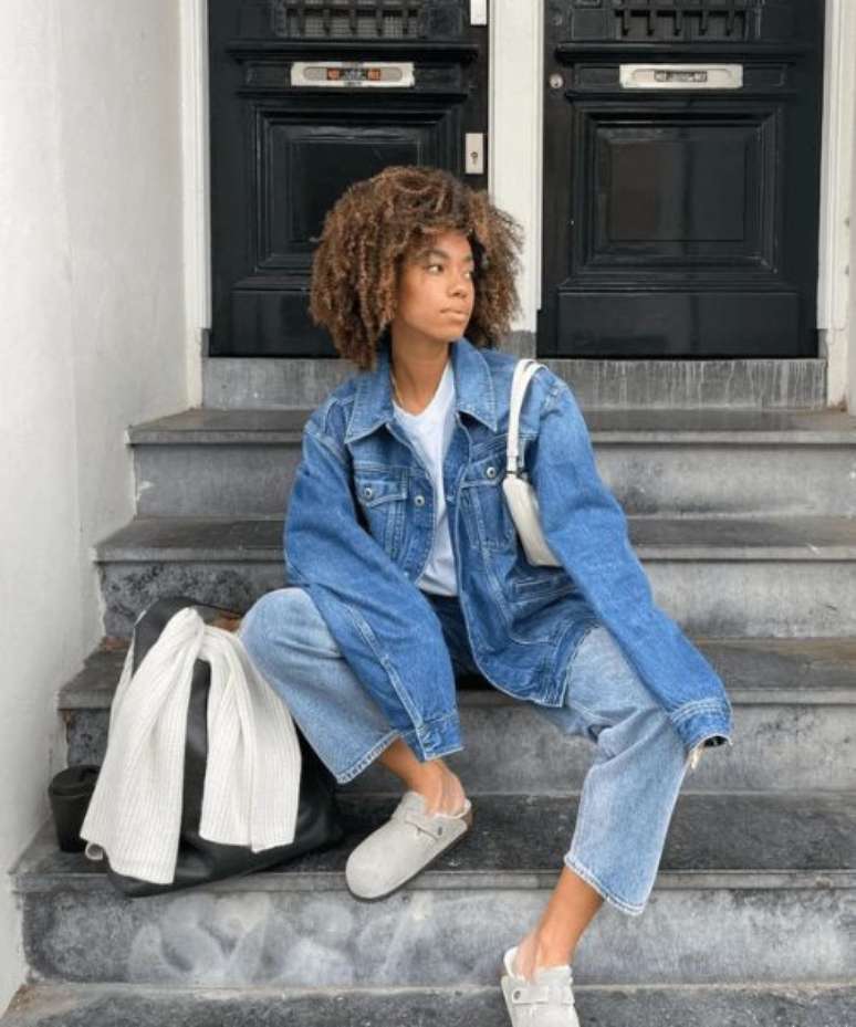 Jaqueta jeans é uma ótima sobreposição para os dias frios –