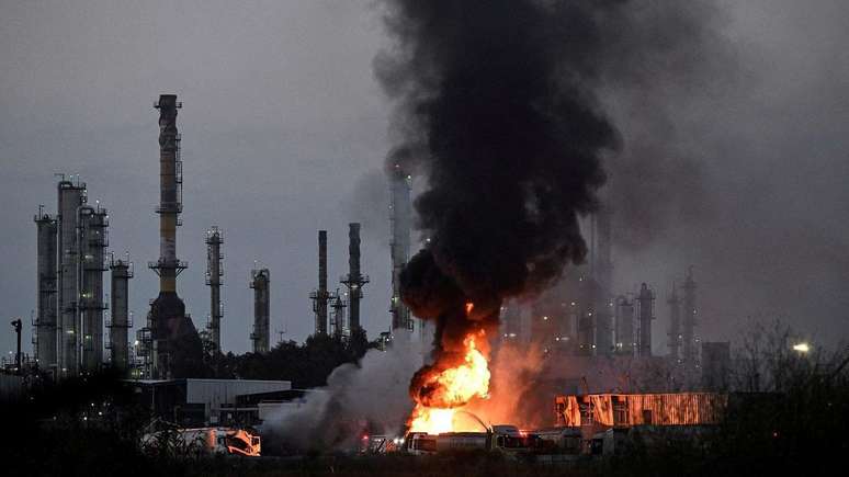 Ind&uacute;stria atingida por ataque com m&iacute;sseis iraniano em Haifa, Israel