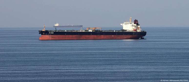 Via por onde os petroleiros podem navegar tem largura reduzida, o que a torna congestionada e perigosa
