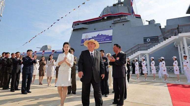 Apenas três semanas depois que virou o navio norte-coreano, Kim Jong-un compareceu à sua cerimônia de relançamento com sua filha