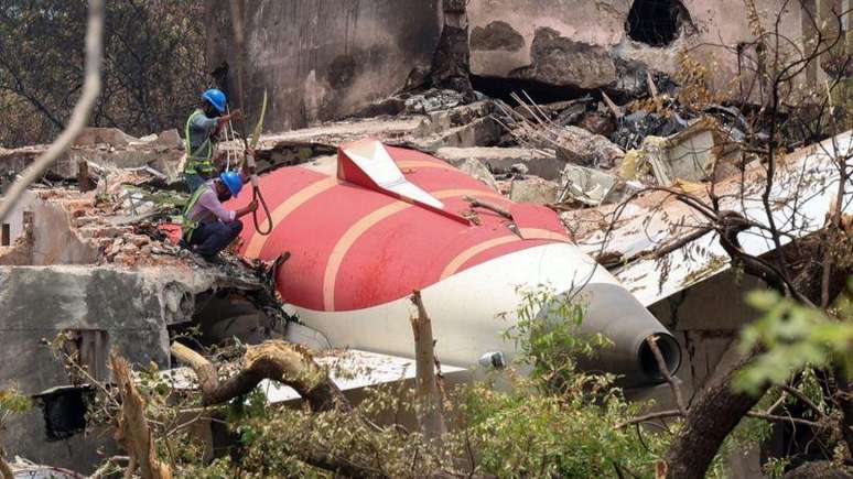 Os investigadores ainda tentam determinar a causa do acidente