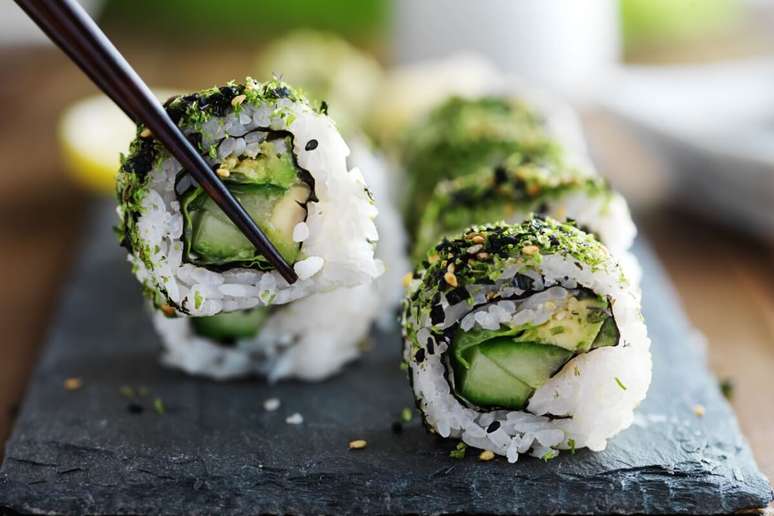 Sushi de abacate com pepino 