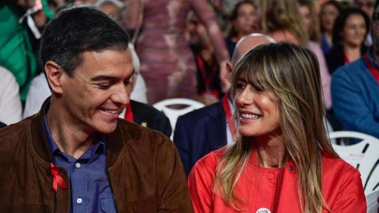 A esposa de Pedro Sánchez, Begoña Gómez, está sendo investigada em outro caso, relativo a um suposto delito de tráfico de influência