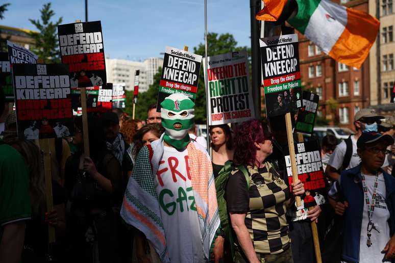 Manifestantes se juntaram para defender Kneecap em Londres hoje, 18. | Peter Nicholls/Getty Images