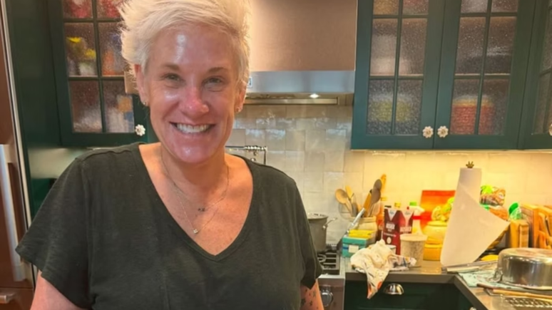 Morre apresentadora de reality show culinário aos 55 anos