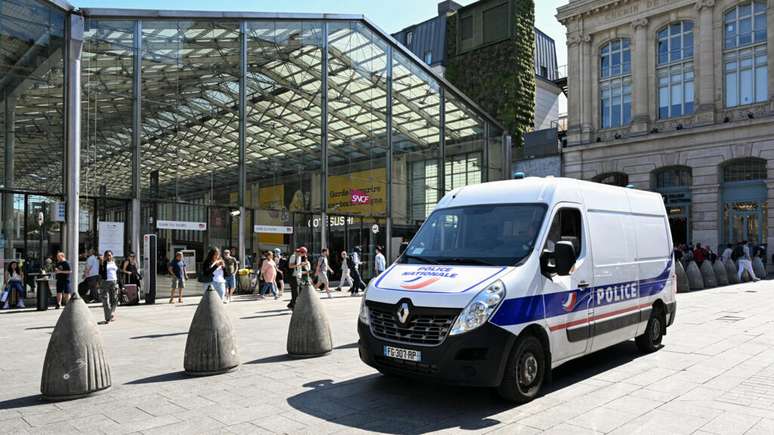 Veículo da polícia estacionado na entrada da estação ferroviária Gare du Nord em Paris, nesta quarta-feira. A França lança uma operação de verificação de fronteira de dois dias em estações, trens e ônibus para combater a imigração ilegal.