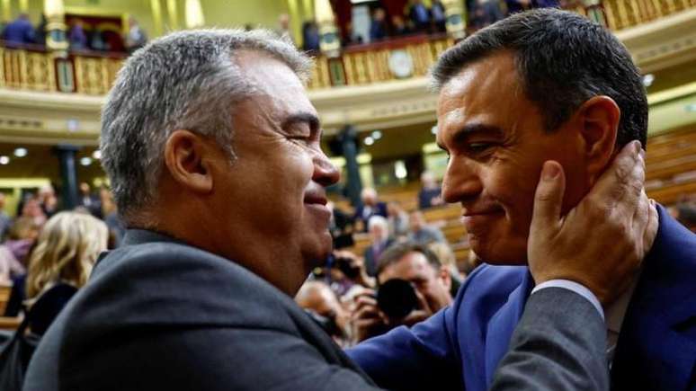 Santos Cerdán (esq.) era um grande aliado de Pedro Sánchez