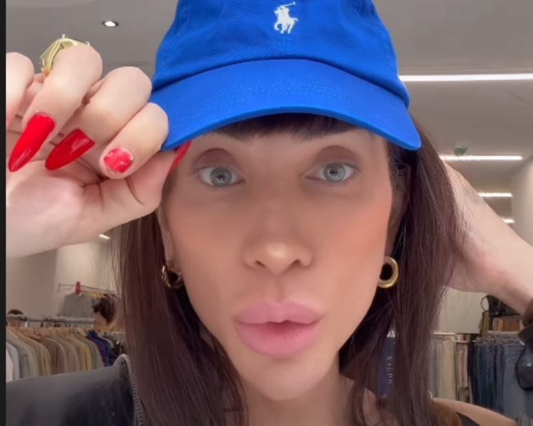 How much does the color of the eyes change?