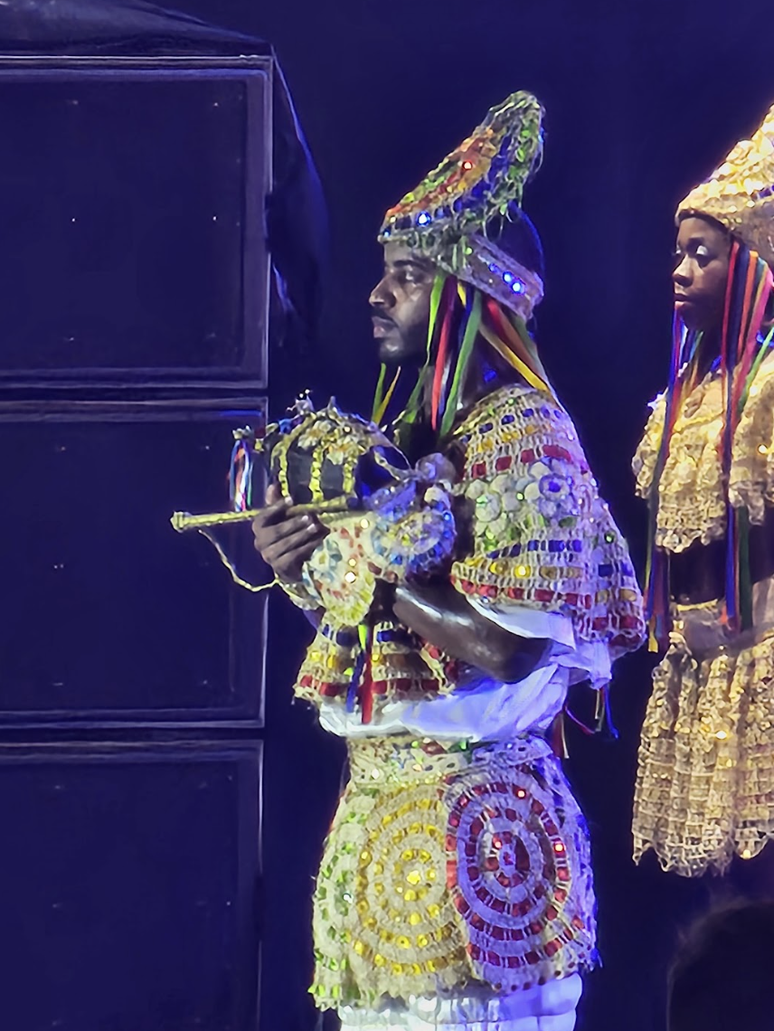 Seguindo uma tradi&ccedil;&atilde;o familiar, Andr&eacute; manuseia o boi feito da fibra de Buriti &ndash; fruta t&iacute;pica da regi&atilde;o dos famosos Len&ccedil;&oacute;is Maranhenses